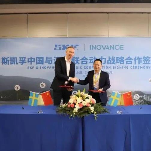 斯凯孚中国区副总裁David LH Johansson（左）  与苏州SG胜游联合动力系统有限公司总经理李俊田（右）代表双方签约
